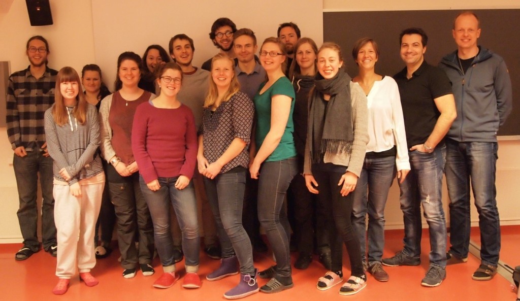 Students from the Arctic Ecology and Population Biology course (AB204) participating to the Teach to Learn (TE2LE) project and from the right, Associate professor Øystein Varpe (Leader of the AB204 course), Jonathan Soulé and Anne-Laure Simonelli (TE2LE team). Photo: Paolo Simonelli. 