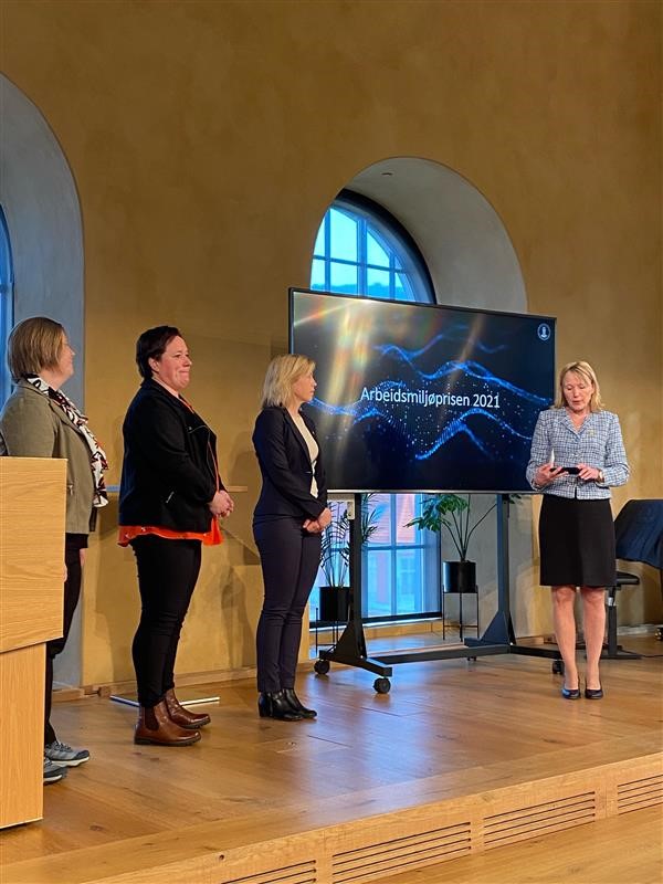 UiB rektor gives Sigrunn Eliassen, Anne Bjune and Kristin Holtermann the arbeidsmiljøprisen 2021
