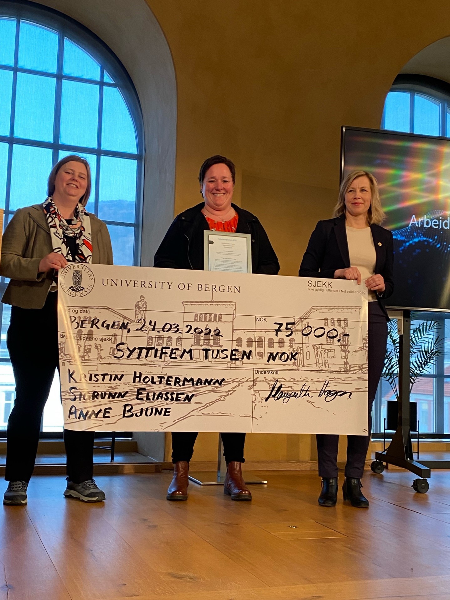 Sigrunn Eliassen, Anne Bjune and Kristin Holtermann show their prize