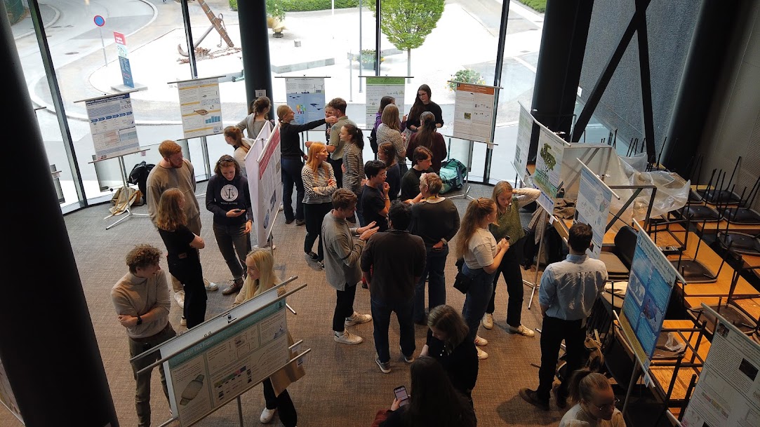 Students look at posters at the poster symposium at VilVite