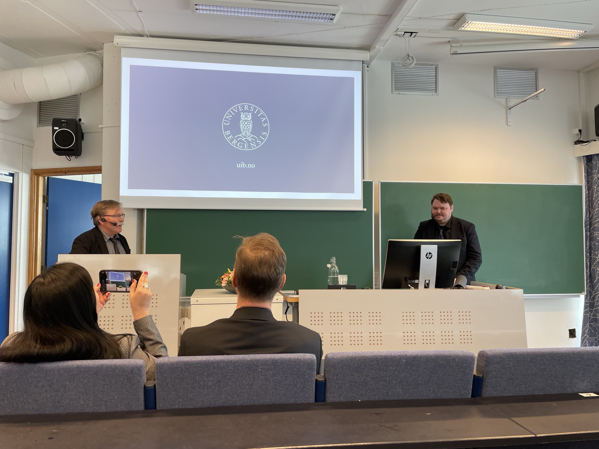 The photo shows Marius Ole Johansen and his first opponent Professor Halgeir Halvari