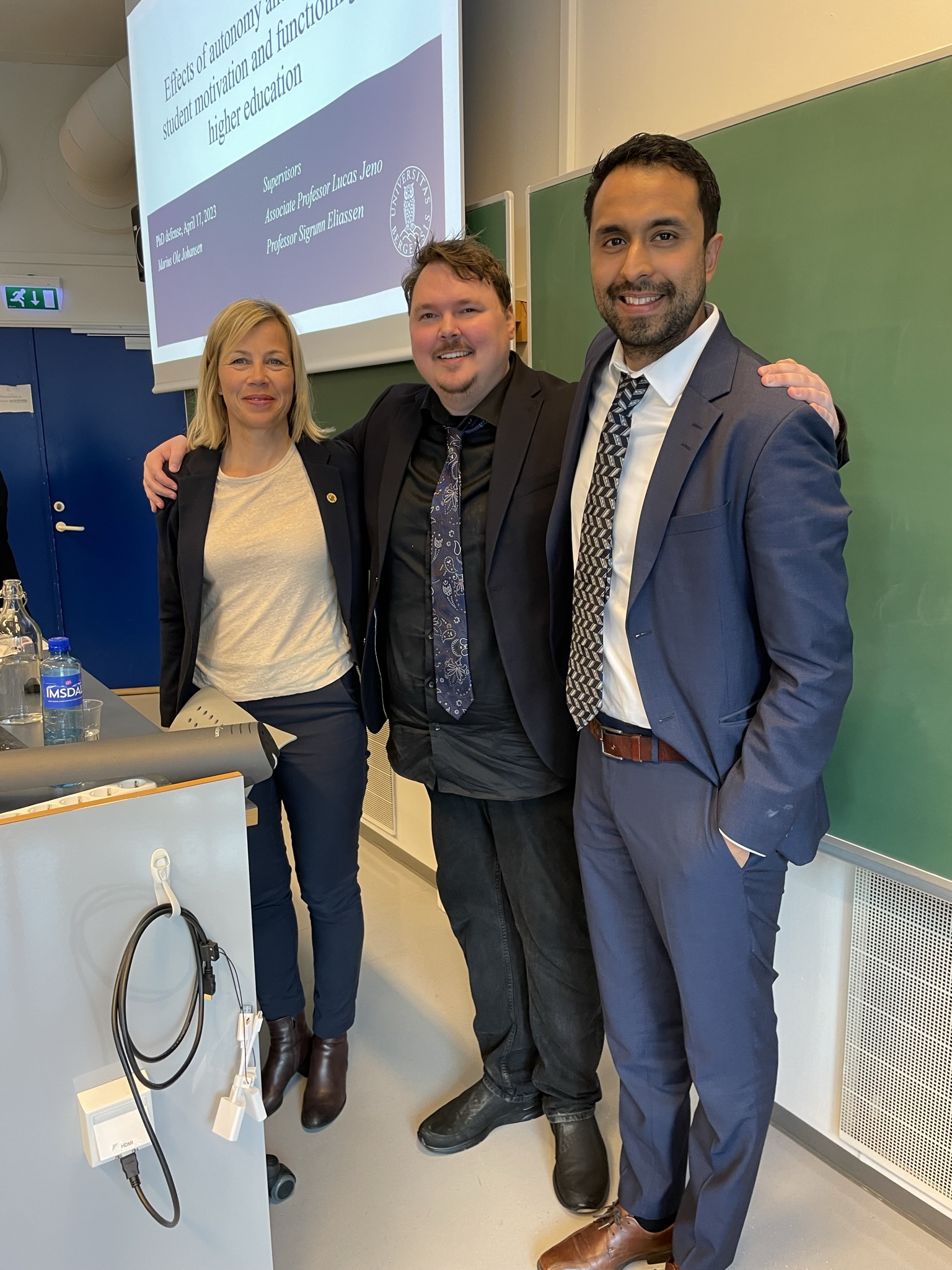 The photo shows PhD Marius Ole Johansen and his supervisors Sigrunn Eliassen and Lucas M. Jeno