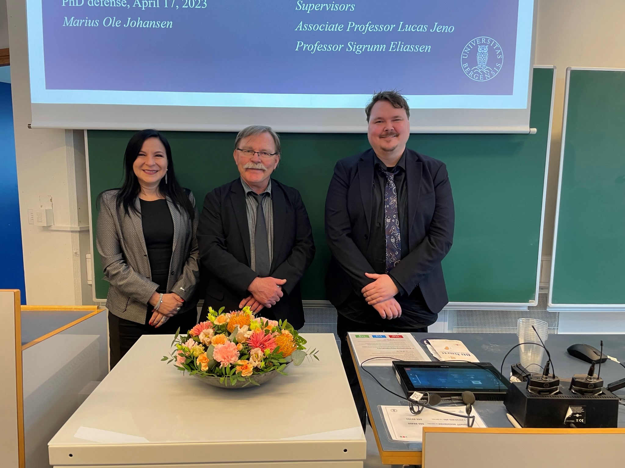 The photo shows Marius Ole Johansen and his opponents Professor Lennia Matos Fernandez and Professor Halgeir Halvari